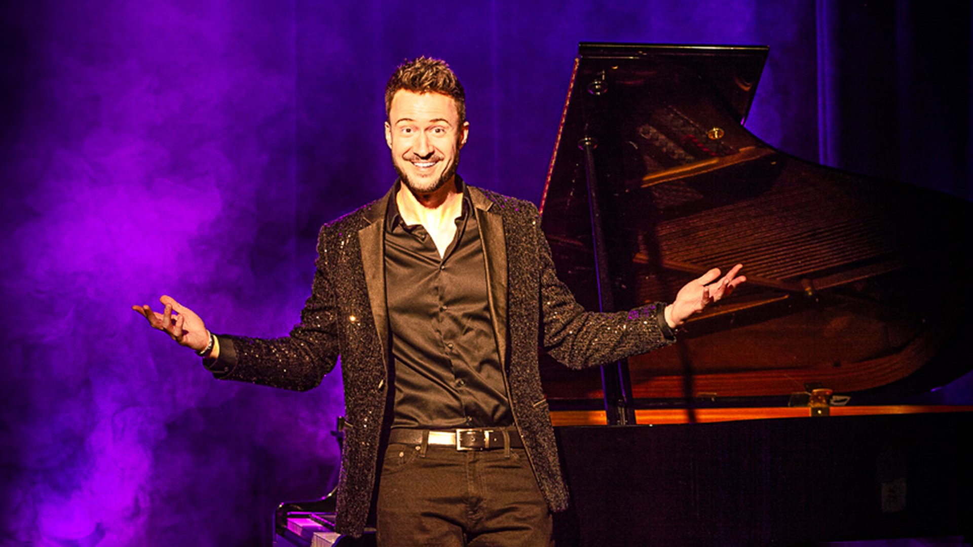 Foto für das Event „Florian Wagner: The Flo Must Go On“ – der Künstler vor einem Klavier, im Hintergrund violetter Nebel.