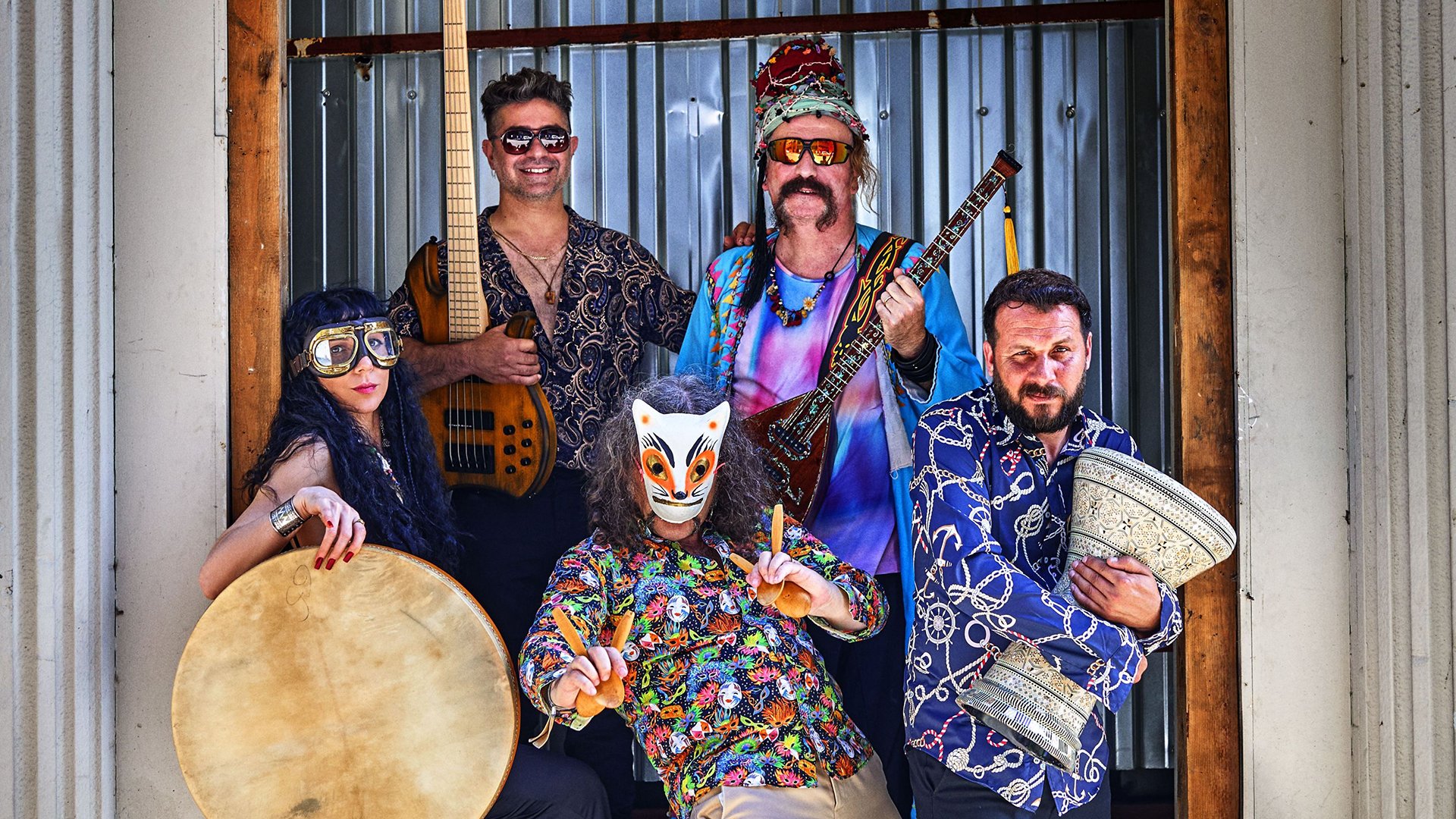 Ein Foto für das BaBa ZuLa-Event mit verkleideten Künstlern und Instrumenten
