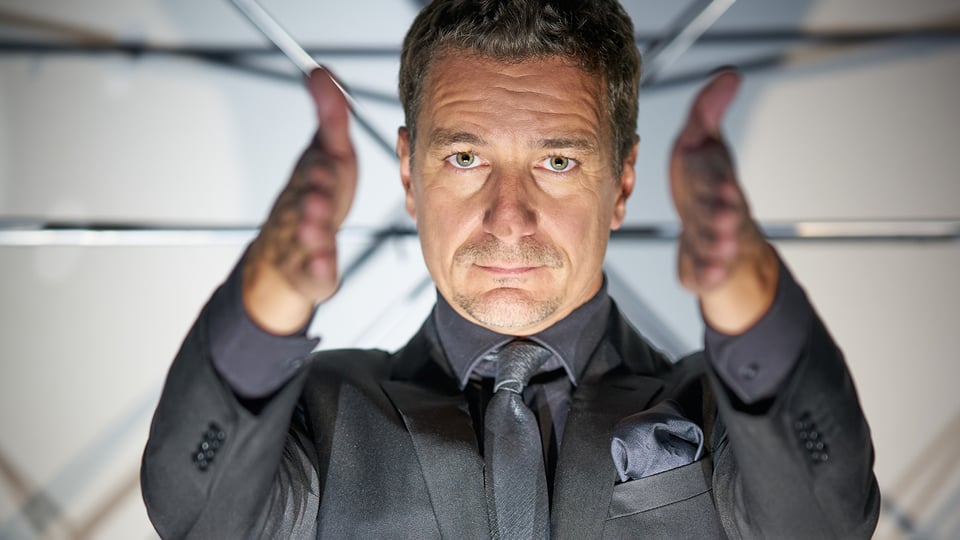 Foto für das Event Thorsten Havener - ALLES KOPFSACHE? mit dem Künstler, der die Hände erhoben hat