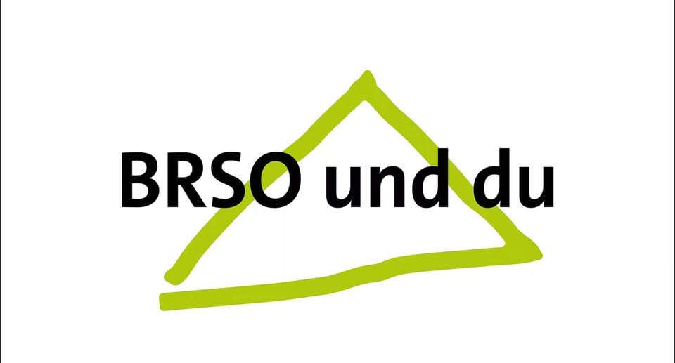 Eine schwarze Typografie mit einem Dreieck, das mit einer grünen Linie gezeichnet ist, auf weißem Hintergrund.