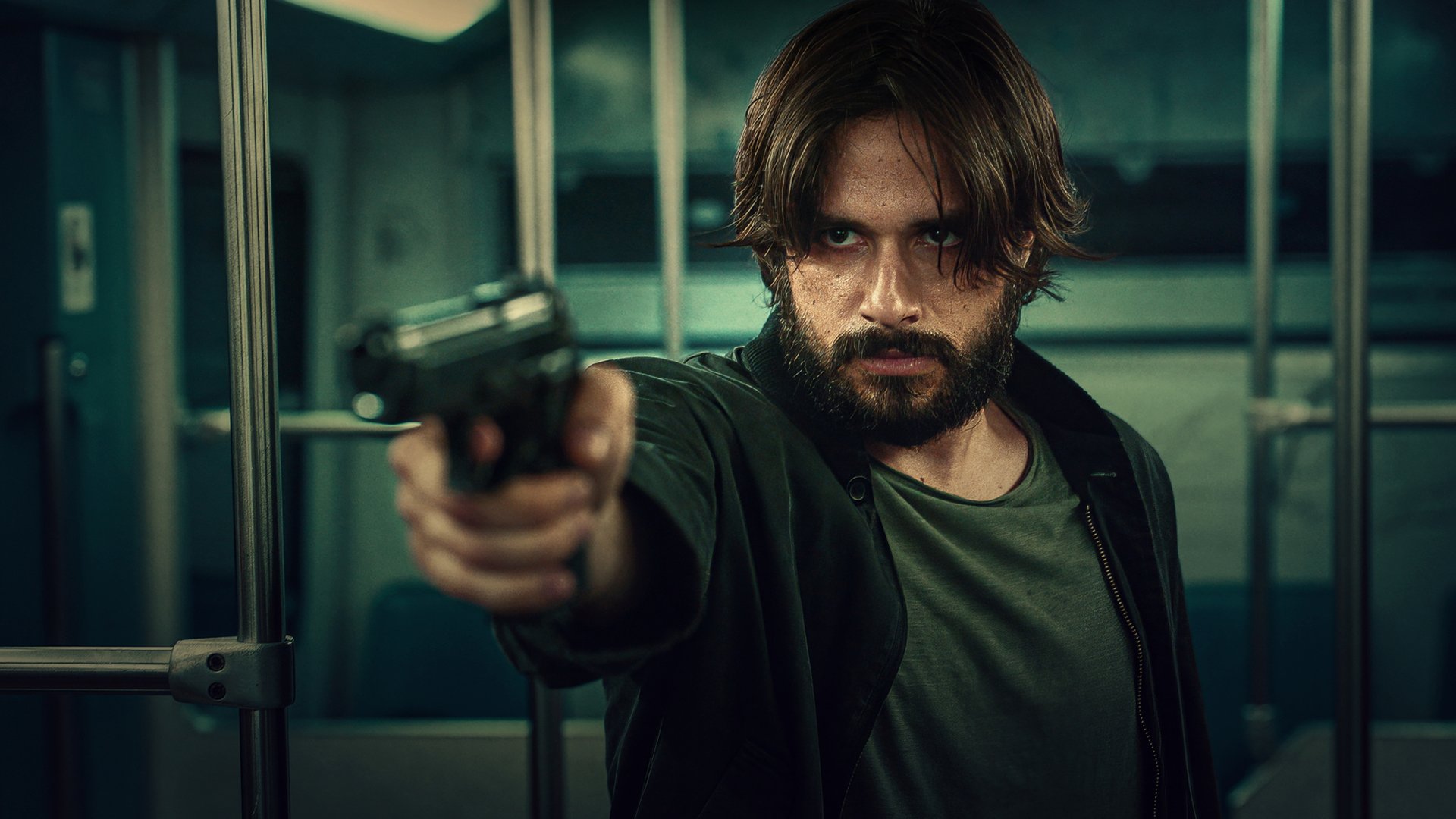 Ein Foto für das Event „BRANDO WITH A GLASS EYE“ bei der Griechischen Filmwoche München: Ein Mann ist zu sehen, der mit einer Pistole zielt.