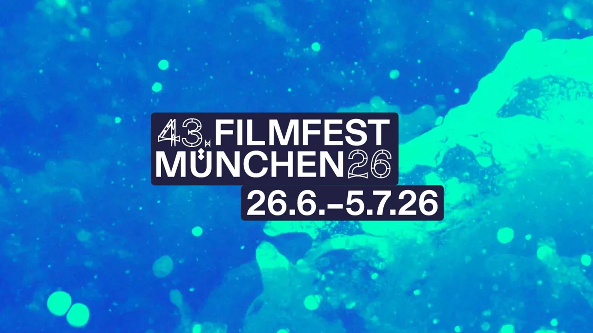 Eine blaue Grafik mit der Aufschrift "43. Filmfest München 26 26.6.-5.7.2026"