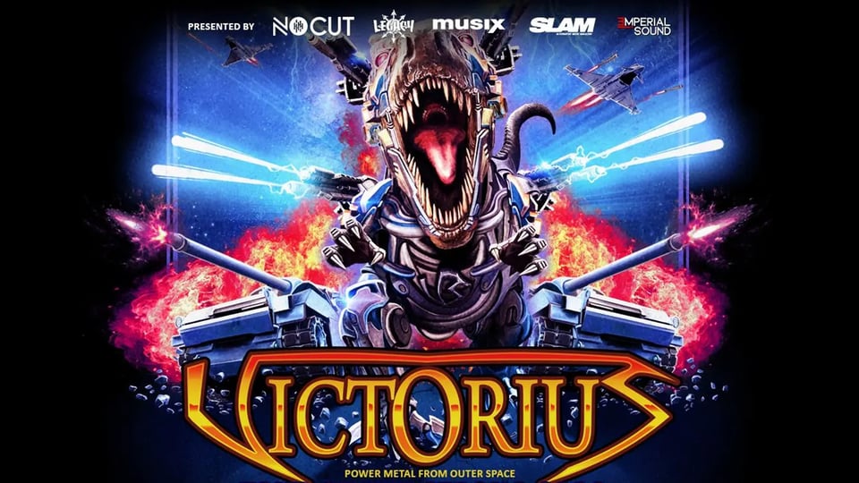 Bunte Metal‑Tourgrafik mit futuristischem Dinosaurier‑Kriegswesen, Feuer und Raumschiffen; unten der Schriftzug VICTORIUS mit dem Slogan Power Metal from Outer Space