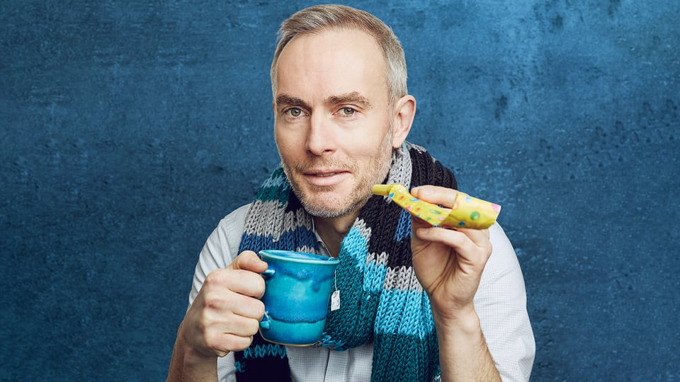 Auf dem Bild ist Johann König zu sehen mit einer Tasse Tee
