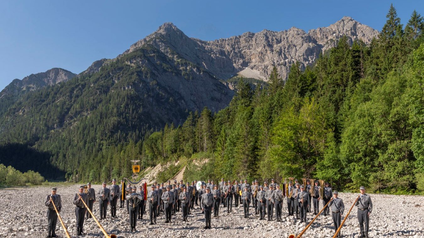 ein Foto des Musikkorps vor Alpenkulisse