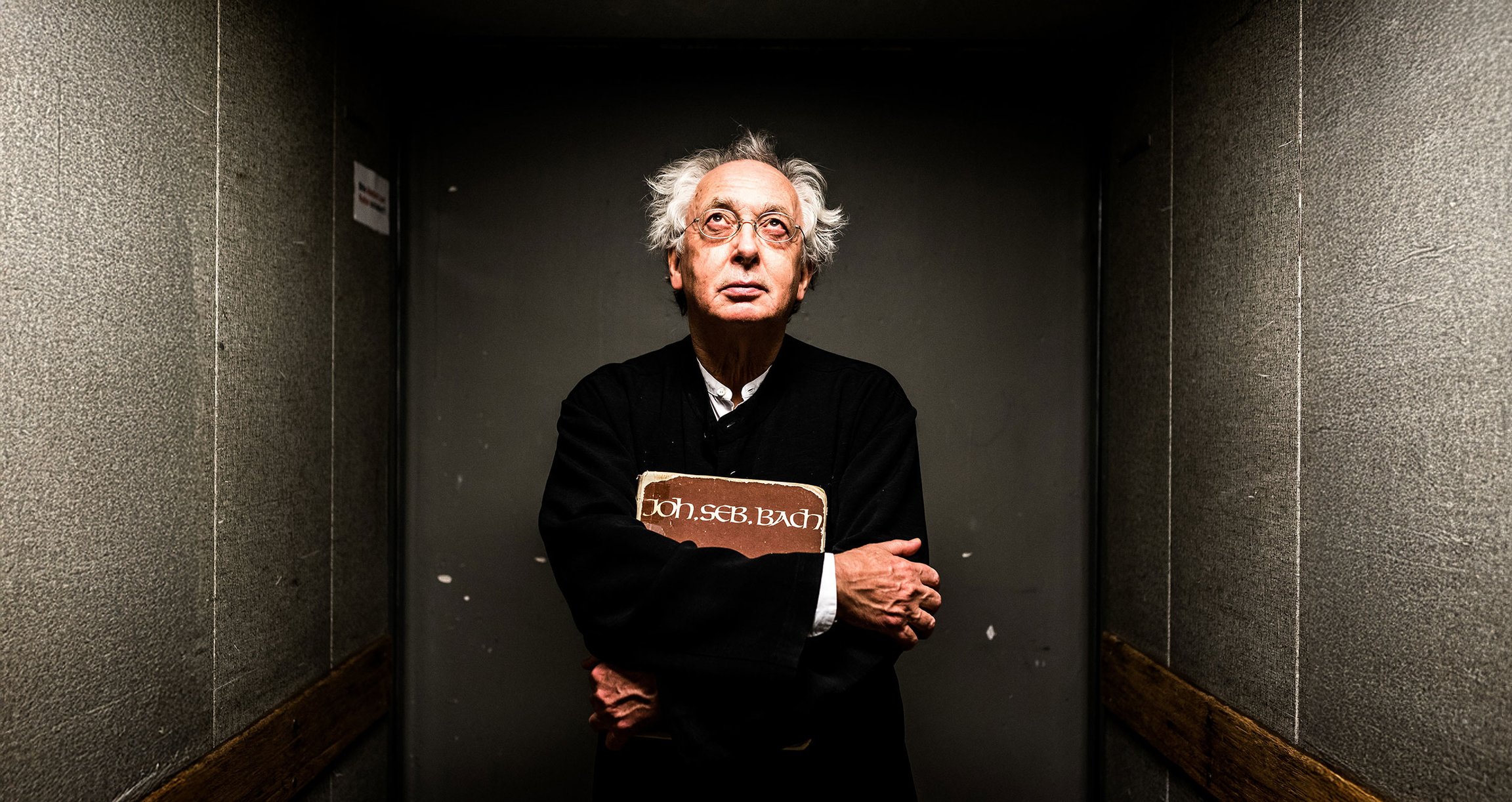 Philippe Herreweghe steht in einem Aufzug und guckt nach oben