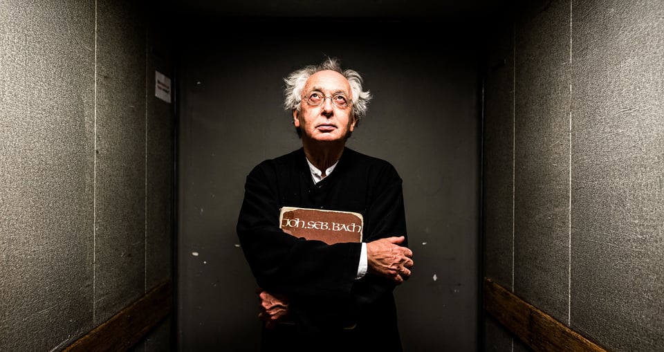 Philippe Herreweghe steht in einem Aufzug und guckt nach oben