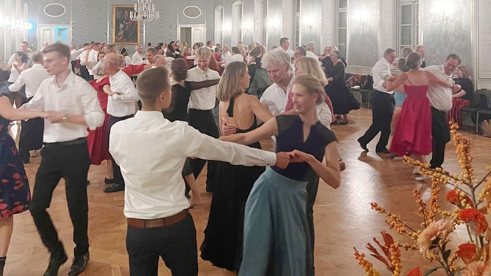 Foto für das Event Quadrillen-Tanzabend – eine Gruppe von Personen tanzt paarweise.