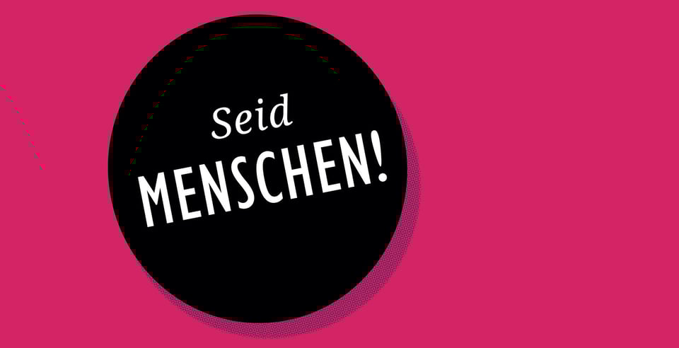 Veranstaltungsbild für RIVKA – Ein lauter Knall: Weißer Schriftzug in einem schwarzen Kreis auf rotem Hintergrund