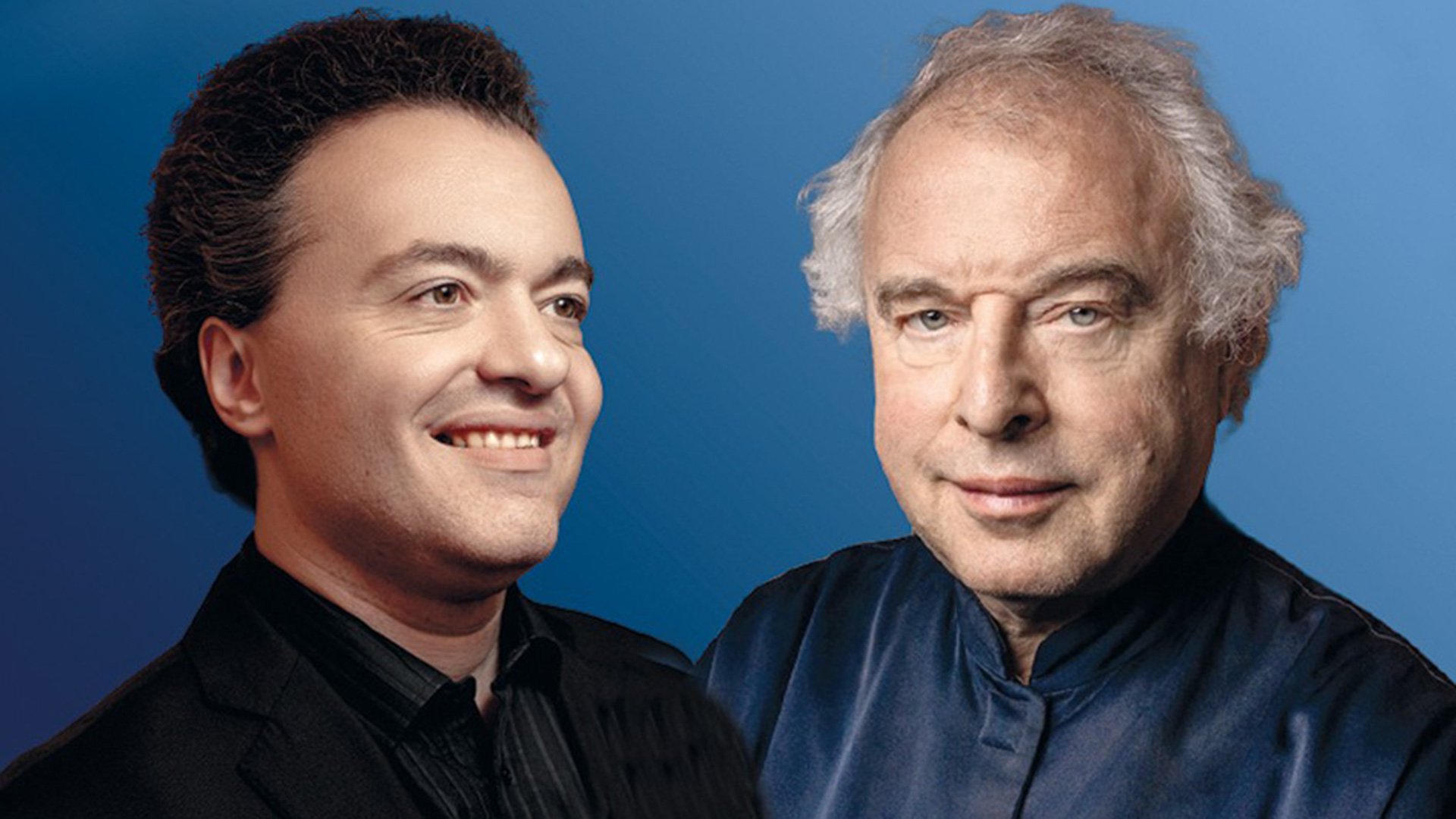 Pressefoto von Evgeny Kissin und András Schiff, Porträt der beiden Pianisten vor blauem Hintergrund.