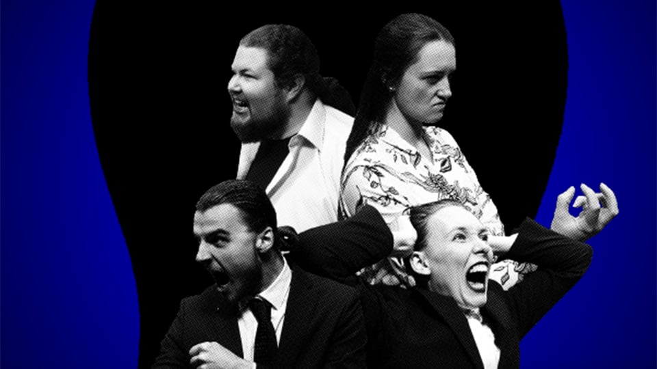 Bildmotiv zur Theaterproduktion „Gott des Gemetzels“ von Yasmina Reza: Vier Personen sind in einer bildhaften Komposition angeordnet, teils sitzend, teils stehend, dicht nebeneinander. Die Aufnahme ist schwarz‑weiß, der Hintergrund dunkel mit farbigen grafischen Akzenten. Die dargestellten Personen tragen formelle Kleidung. Die Szene wirkt wie ein inszeniertes Ensemblefoto aus einer Schauspielproduktion.