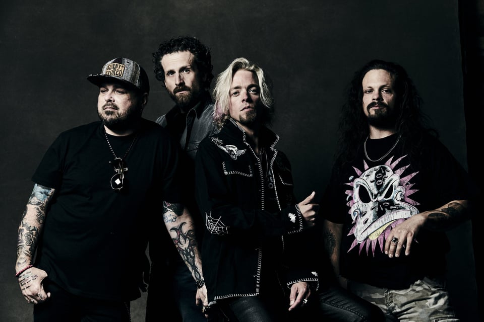 Foto für das Event ‚BLACK STONE CHERRY‘, mit den Künstlern vor schwarzem Hintergrund