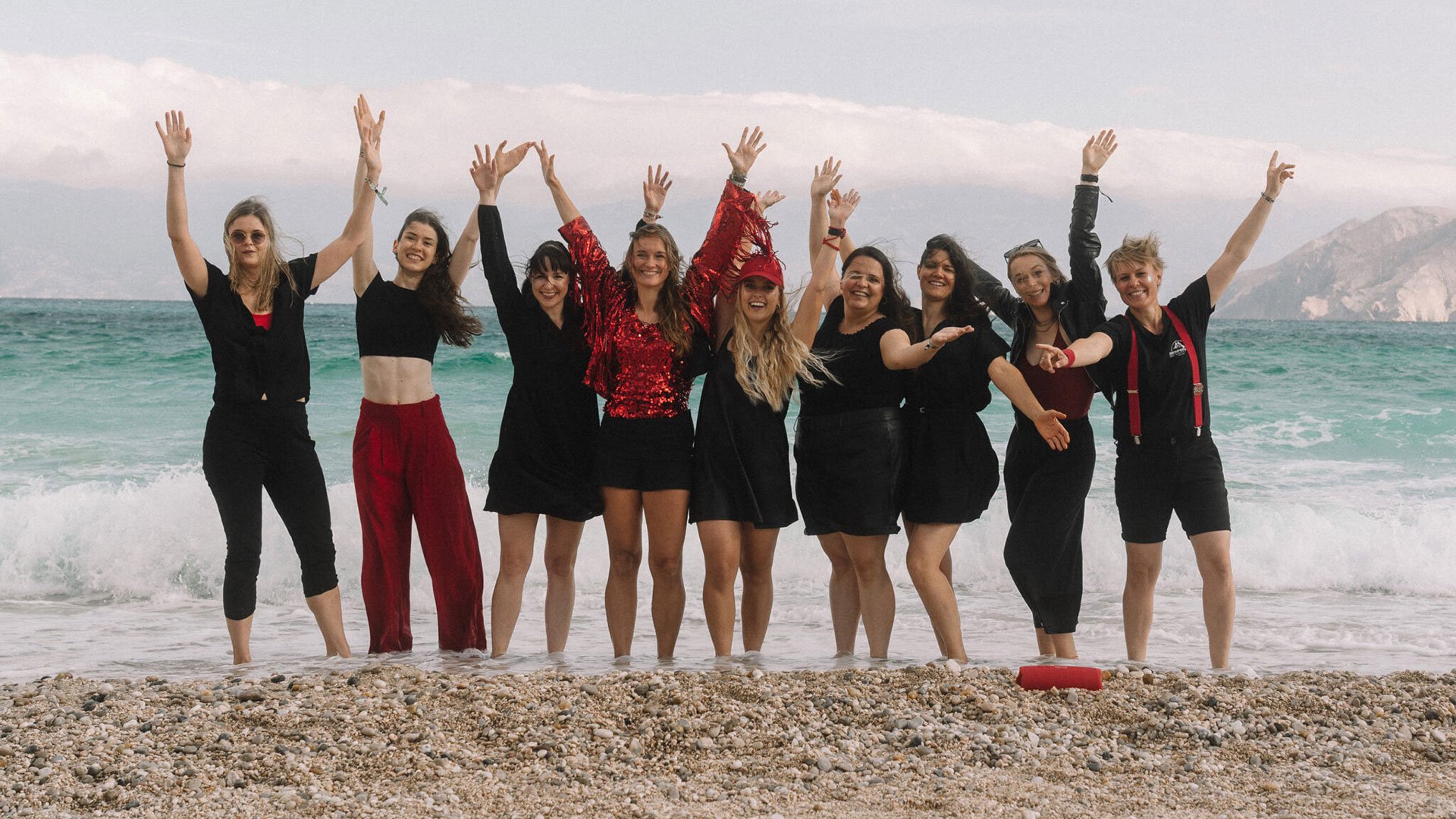 Foto für die Veranstaltung von Desperate Brasswives mit der gesamten Gruppe der Künstlerinnen an einem Strand