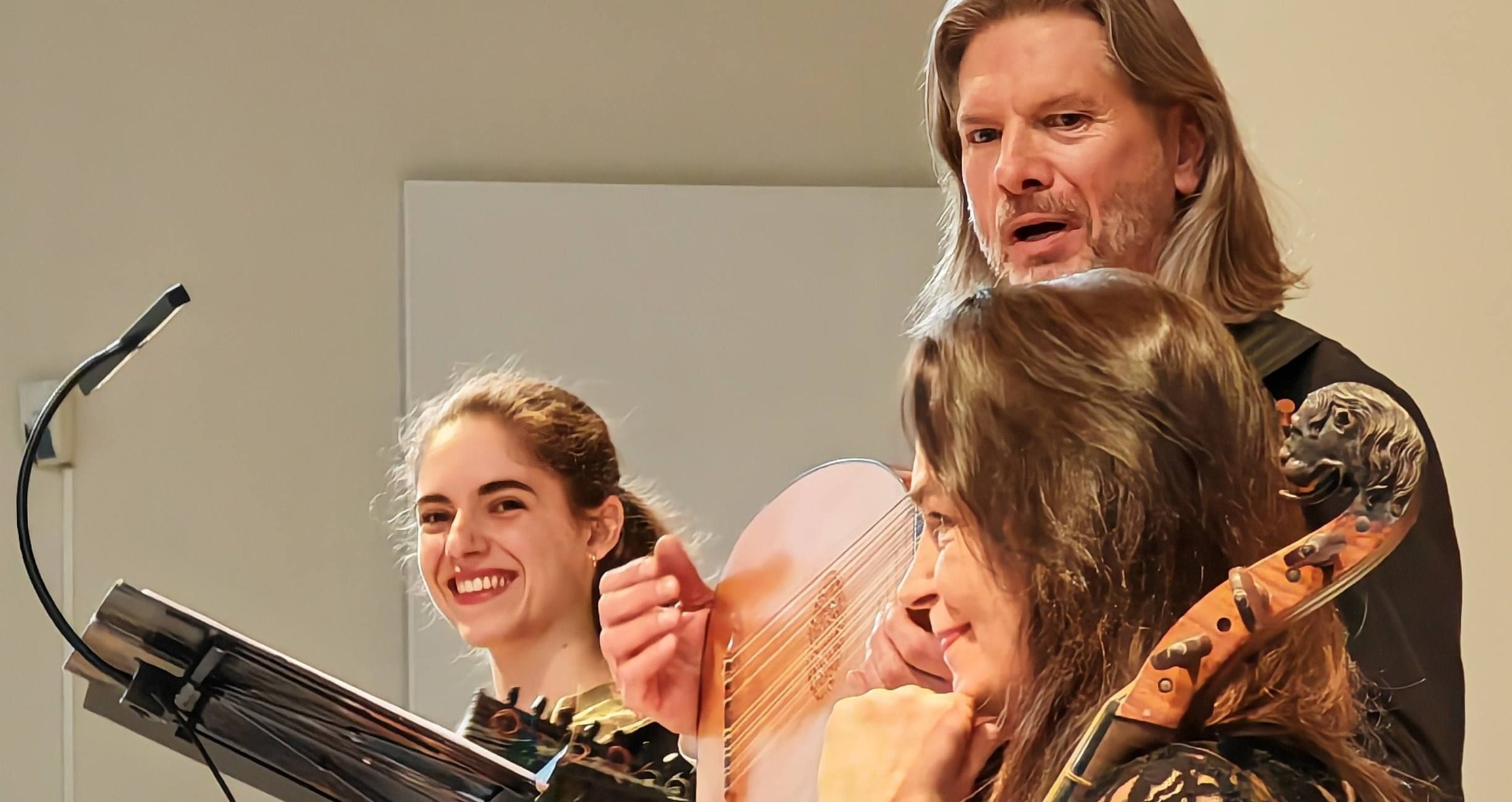 Zwei Damen und ein Herr mit Instrumenten