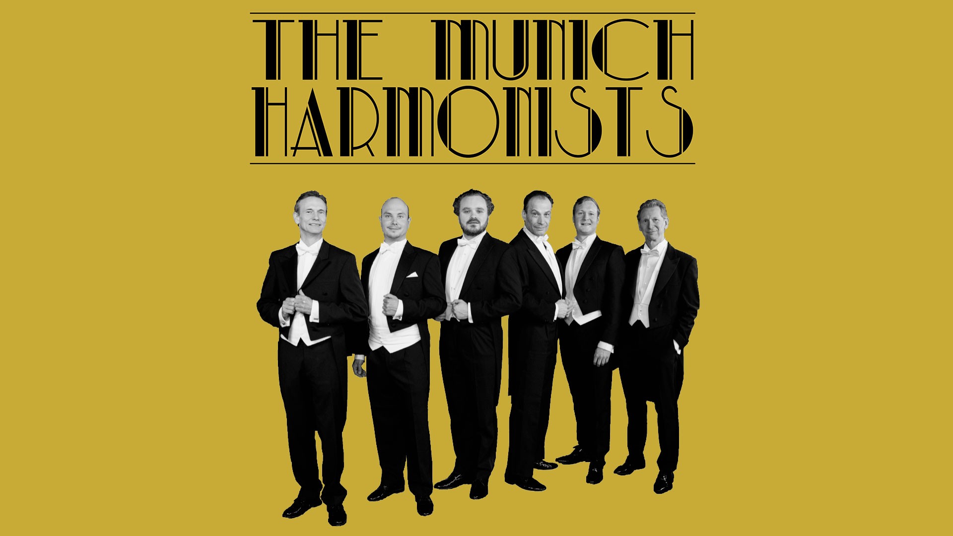 Plakat The Munich Harmonists mit sechs Personen in schwarzen Fracks und weißen Fliegen vor senfgelbem Hintergrund, darüber der Schriftzug The Munich Harmonists