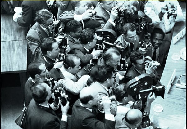 Ein altes Foto einer Gruppe von Paparazzi
