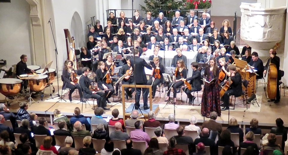 Orchester auf Bühne mit Publikum