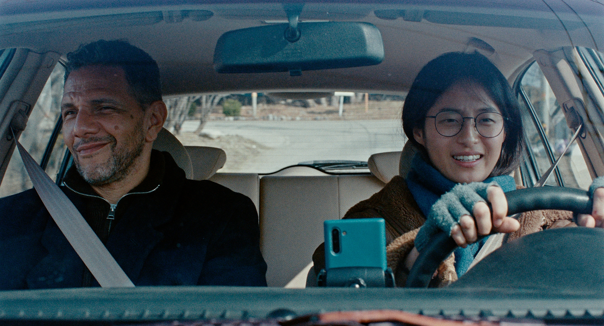 Eine Dame und ein Herr in einem Auto