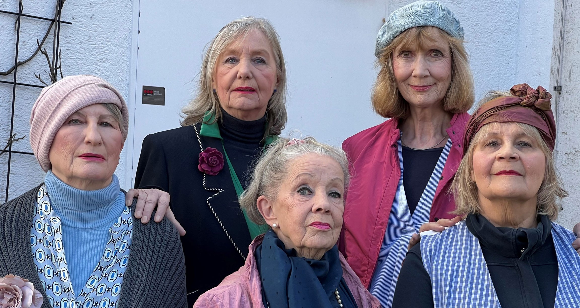 5 Frauen vor einem Haus