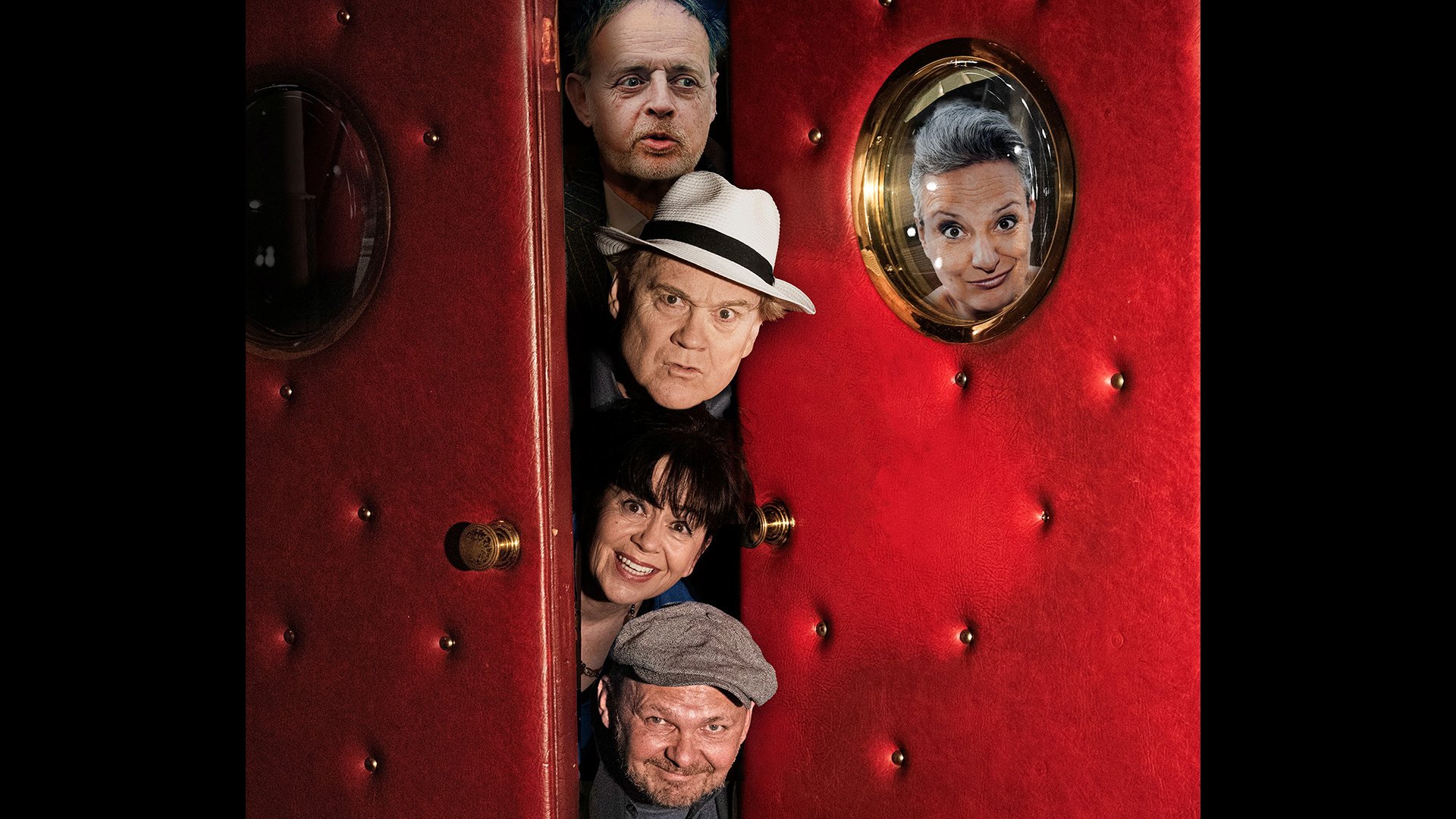 Mehrere Personen schauen mit neugierigen und humorvollen Gesichtsausdrücken aus dem Spalt und Bullaugen einer roten, gepolsterten Tür hervor.