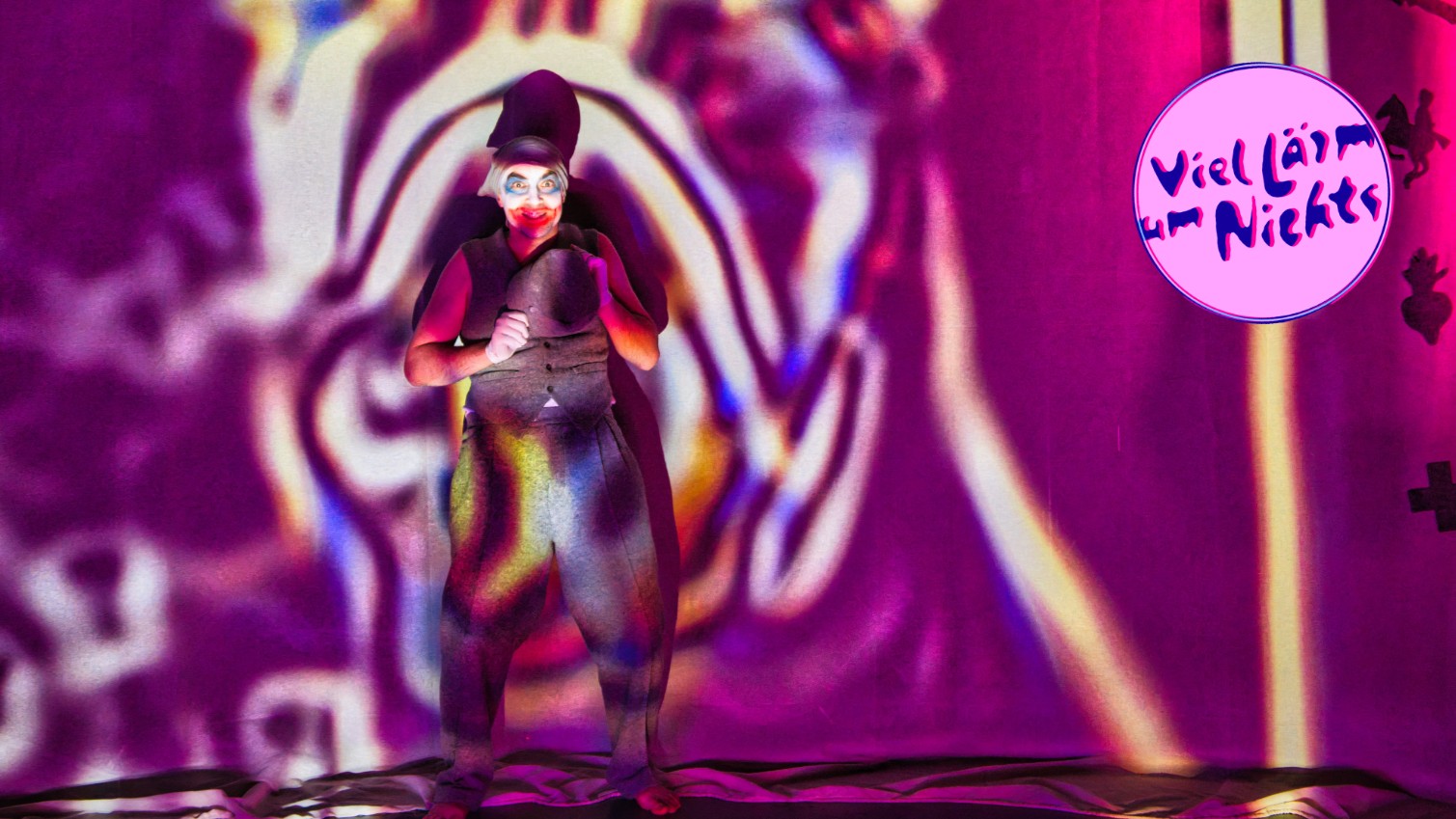 Theaterszene in violettem Licht mit einer Person in Kostüm vor abstrakten Projektionen; rechts das Logo Viel Lärm um Nichts