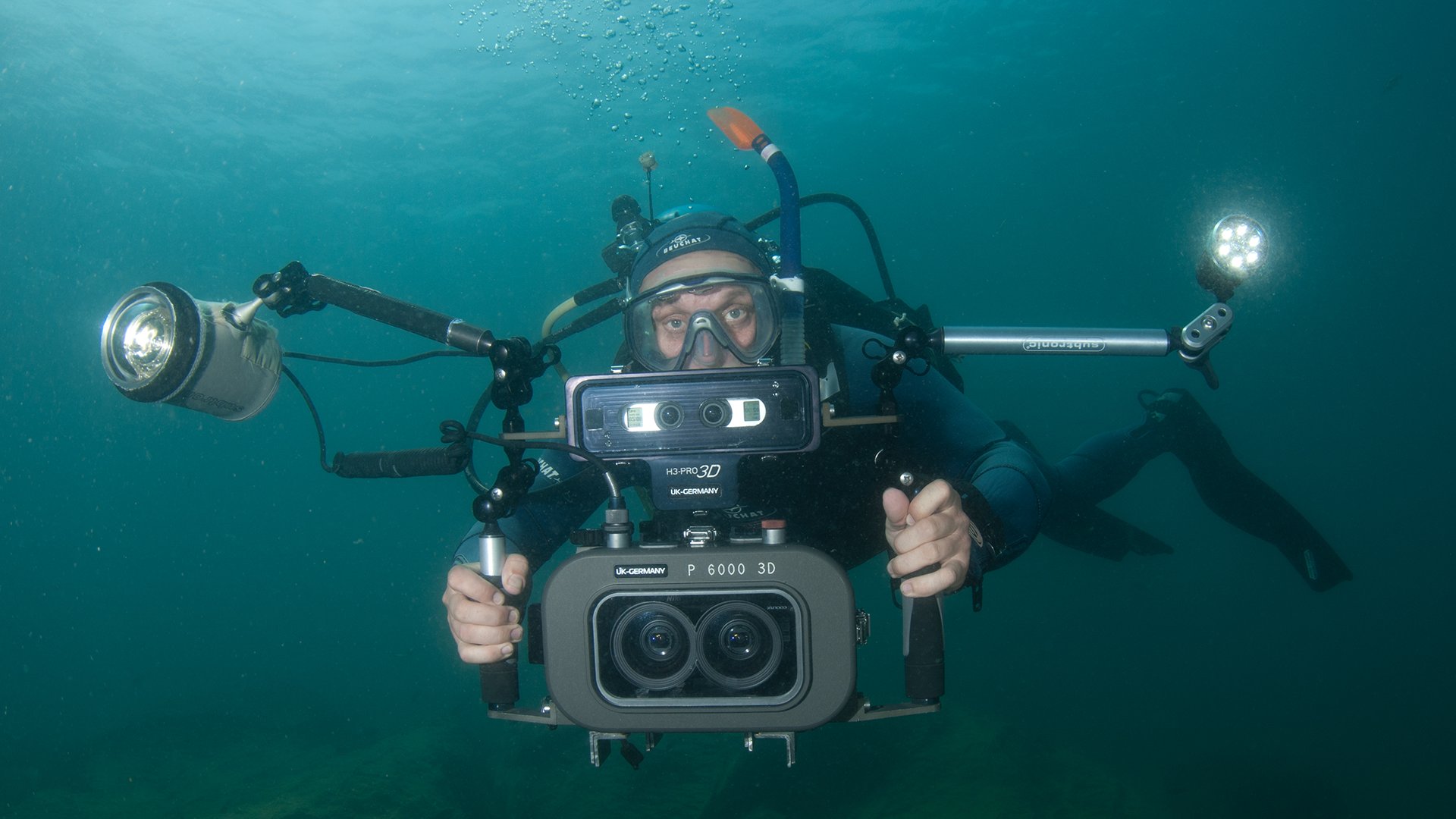 Foto von Stephan Schulz beim Tauchen unter Wasser mit einer Kamera.