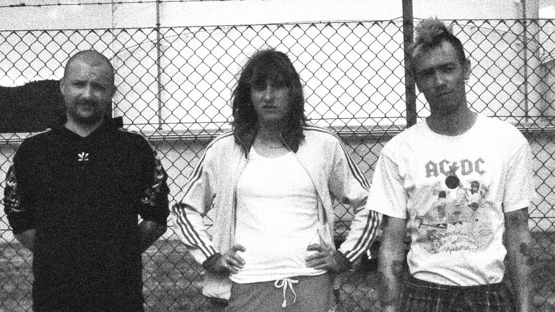 Schwarz-weiss Bild der Band Anda Morts, im Hintergrund ein Gartenzaun