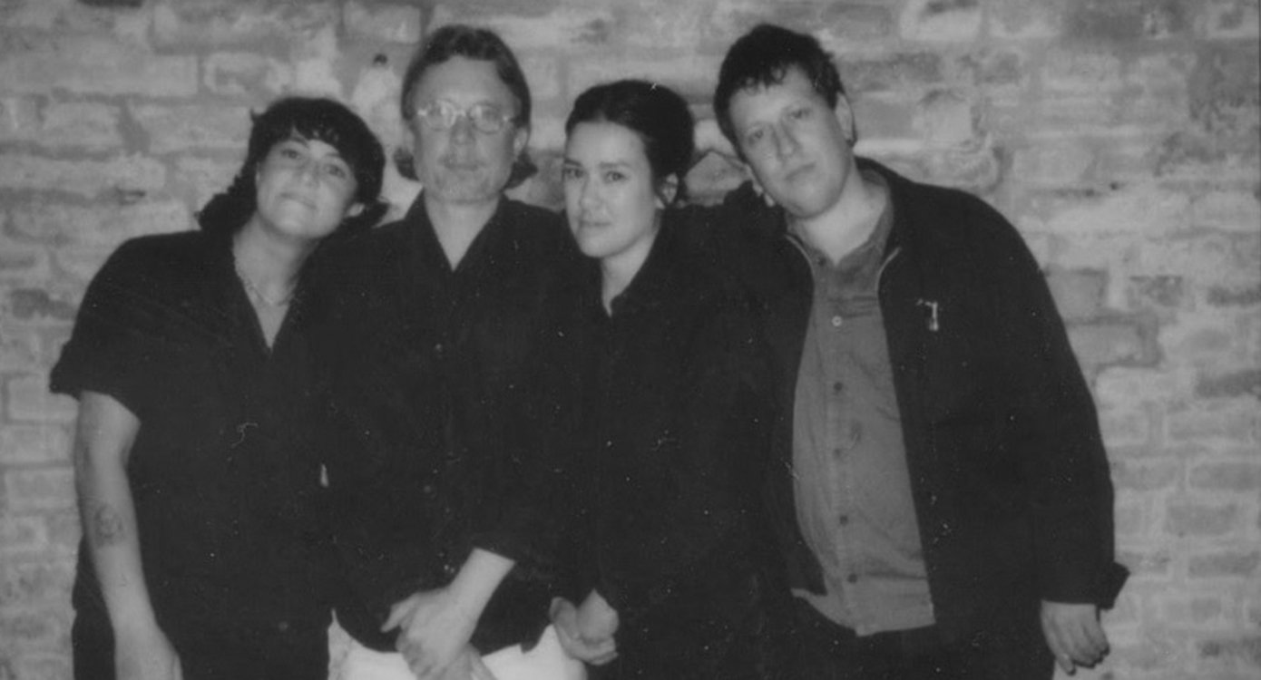 Schwarzweißfoto von vier Personen – zwei Männer und zwei Frauen.