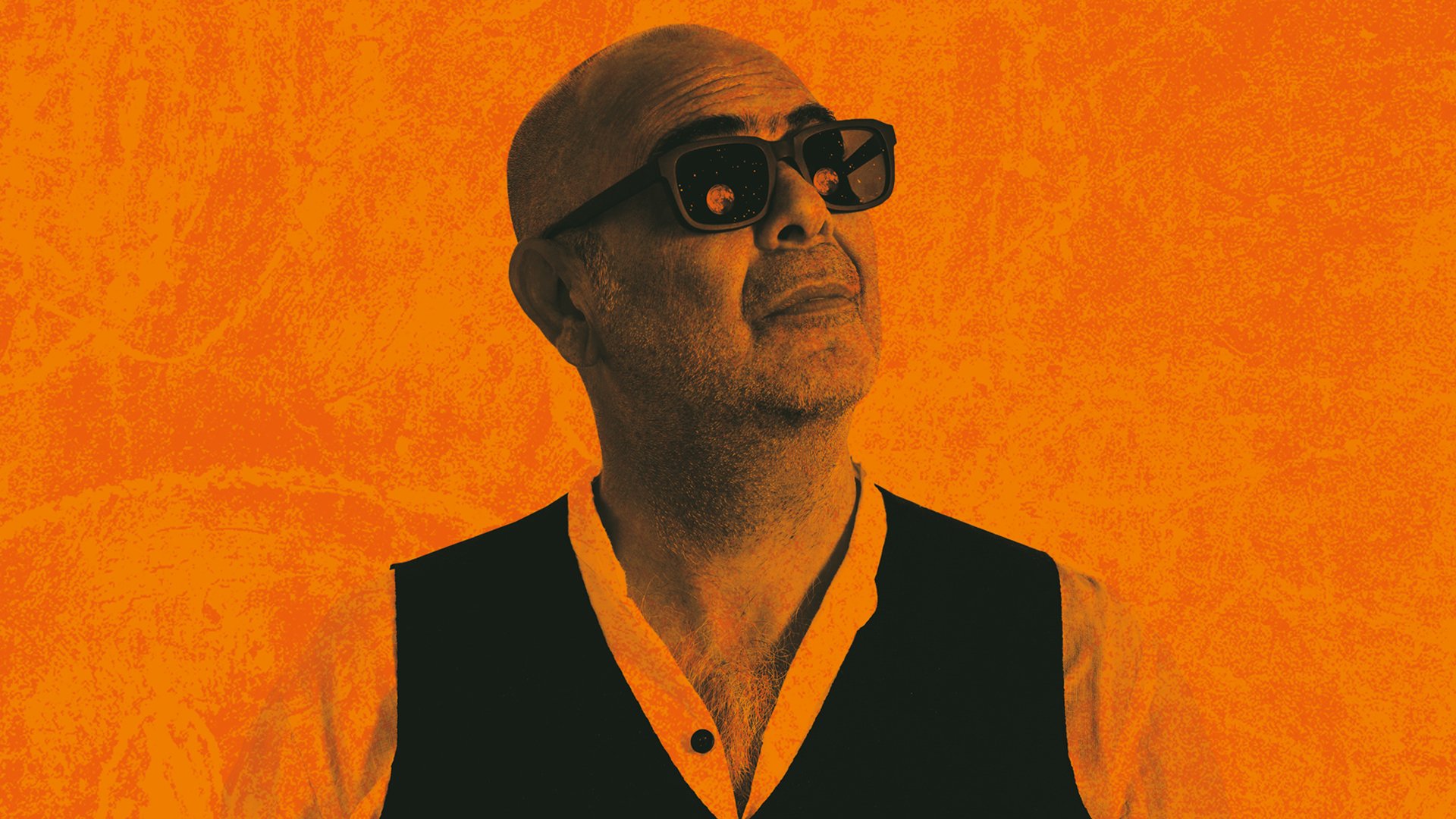 Portrait des Künstlers mit Sonnenbrille in oranger Färbung