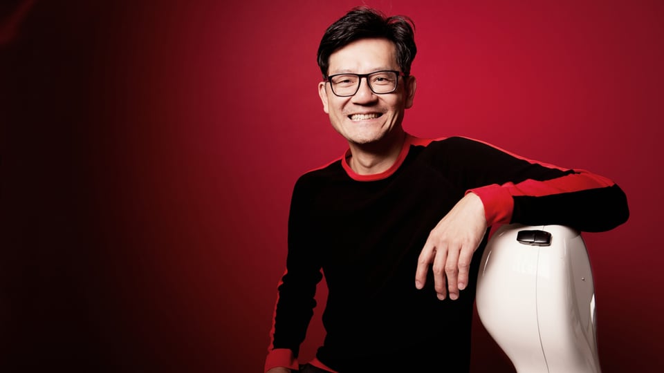 Foto für die Veranstaltung des ASIA-Benefizkonzerts mit dem Künstler Wensinnyang vor rotem Hintergrund