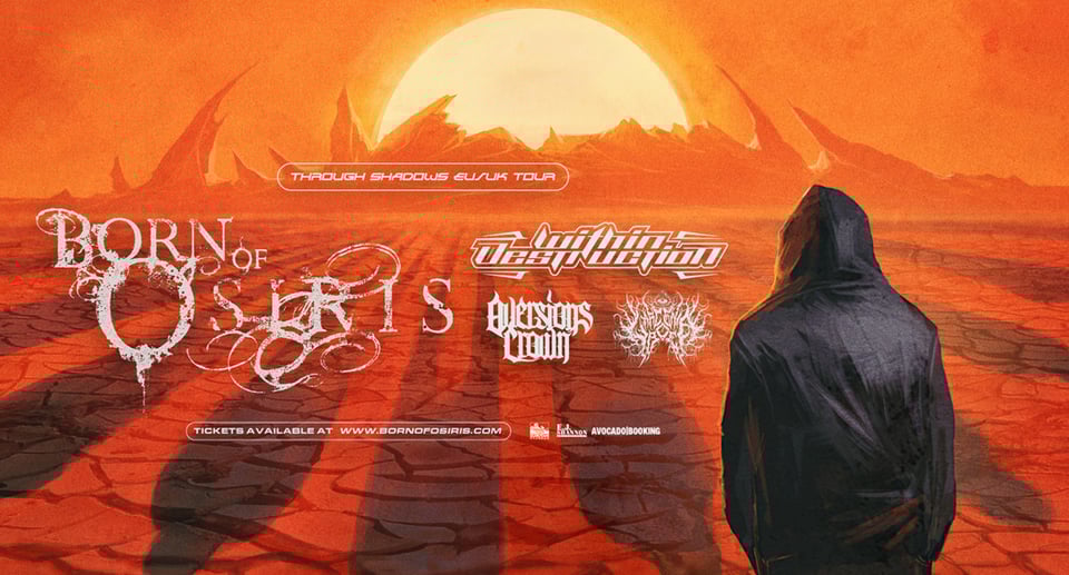 Plakat der Veranstaltung in Orange, mit einem Sonnenuntergang und einer Person von hinten, die in den Sonnenuntergang blickt, sowie weißer Typografie