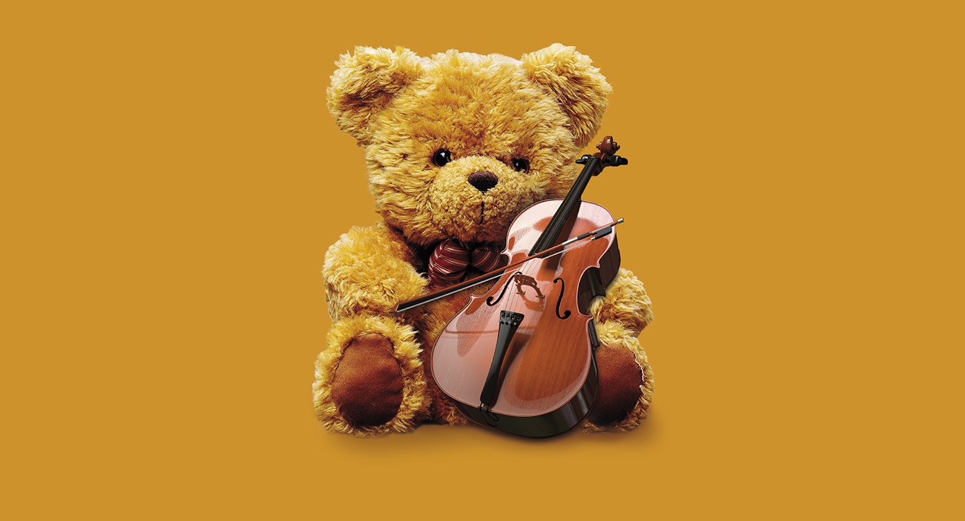 Stoffteddy mit Geige auf gelbem Hintergrund