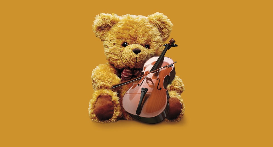 Stoffteddy mit Geige auf gelbem Hintergrund