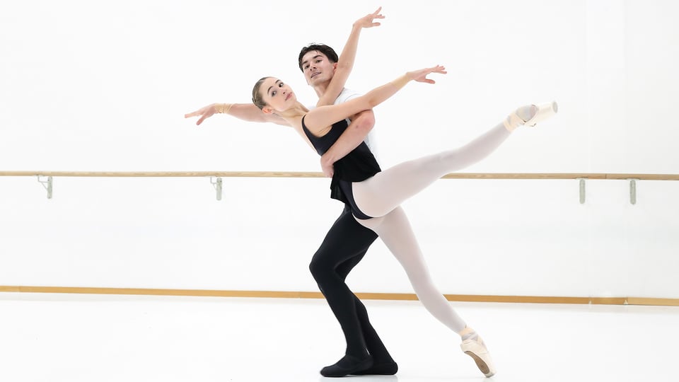 Foto für die Veranstaltung ‚Ballett in der Reaktorhalle‘ mit zwei Künstlern, die tanzen
