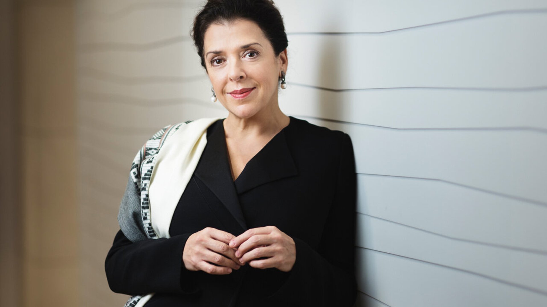 Foto für die Veranstaltung ‚Enoch Arden – Melodram von Richard Strauss‘ – die Künstlerin in schwarzer Kleidung vor hellem Hintergrund