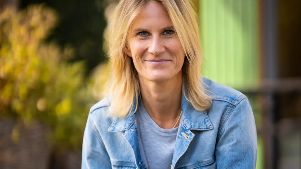 Foto für das Event von Lucy van Kuhl und der Es-Chord-Band mit der Künstlerin vor einem verschwommenen Hintergrund