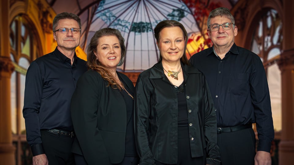 Zwei damen und zwei Herren in dunkler Kleidung 