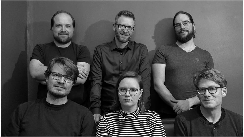 Schwarzweißfoto der Veranstaltung „Leben unter Vorbehalt“ mit den Künstler*innen