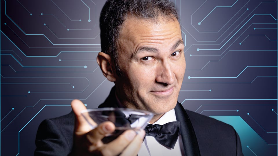 Porträt einer Person im Anzug mit Fliege, die ein Glas in Richtung Kamera hält, vor Hintergrund mit abstraktem Schaltkreis-Muster, Pressebild für ein Kabarett- oder Comedyprogramm.