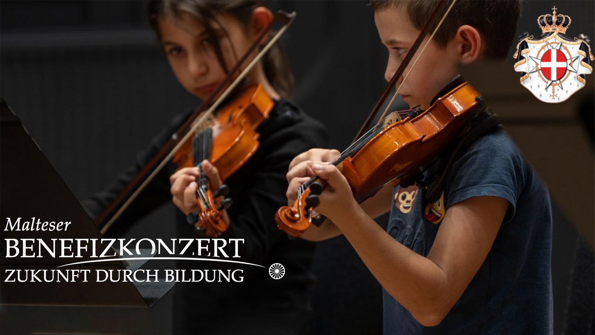 Plakat Malteser Benefizkonzert Zukunft durch Bildung mit zwei Kindern, die Violine spielen, vor dunklem Hintergrund, dazu der Schriftzug Malteser Benefizkonzert Zukunft durch Bildung und das Malteser Wappen oben rechts