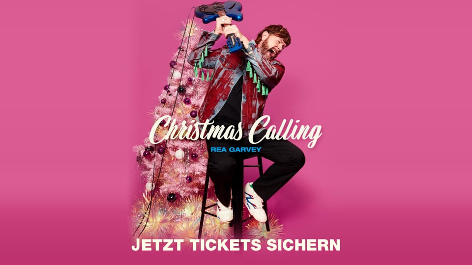 Plakat Christmas Calling von Rea Garvey mit rosa Weihnachtsbaum im Hintergrund, während Rea Garvey auf einem Hocker sitzt und eine blaue E-Gitarre über dem Kopf hält, vor pinkem Hintergrund mit dem Schriftzug Christmas Calling