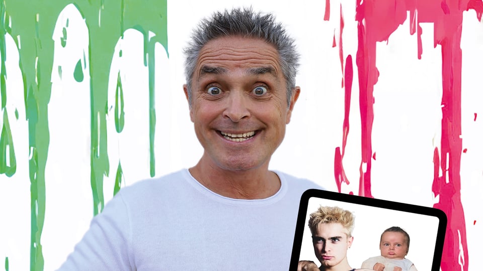 Porträt einer Person mit kurzen Haaren vor weißem Hintergrund mit grünen und roten Farbakzenten, hält ein Tablet mit Bildern, Pressebild für ein Comedy‑Programm.