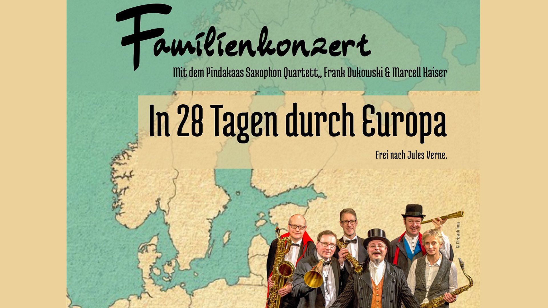 Plakat Familienkonzert In 28 Tagen durch Europa mit Europakarte im Hintergrund und sechs Personen mit Saxofonen, Trompete und Fernrohr im Vordergrund, dazu der Hinweis auf das Pindakaas Saxophon Quartett sowie Frank Dukowski und Marcell Kaiser.