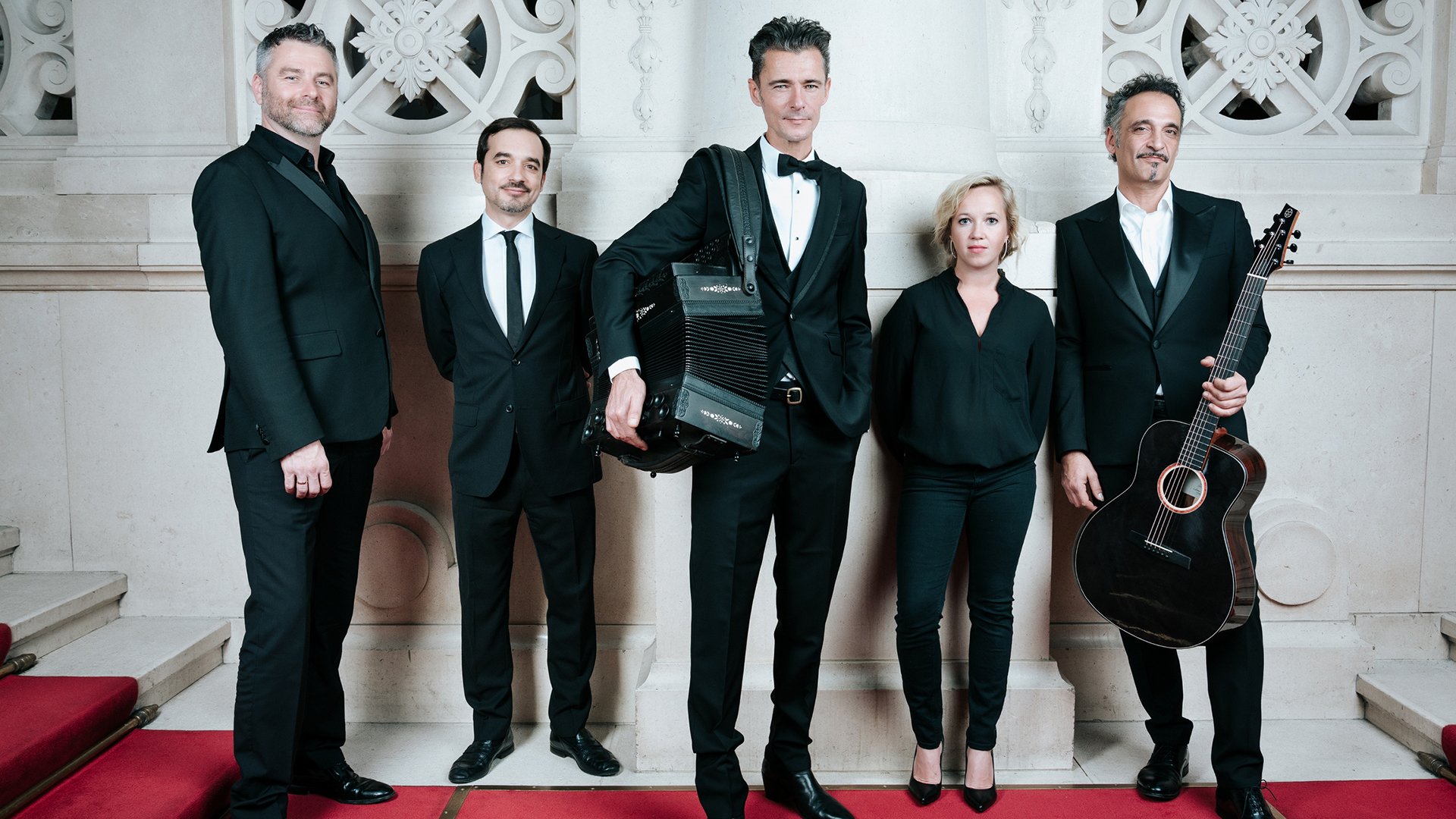 Foto für das Event HERBERT PIXNER PROJEKT mit den Künstlern, elegant in Schwarz gekleidet