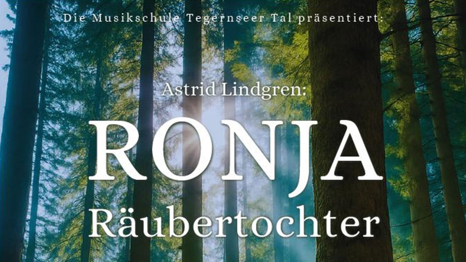 Das Veranstaltungsplakat für Astrid Lindgren: Ronja Räubertochter mit weißer Typografie und als Hintergrund die Baumkronen, durch die Sonnenstrahlen hindurchscheinen