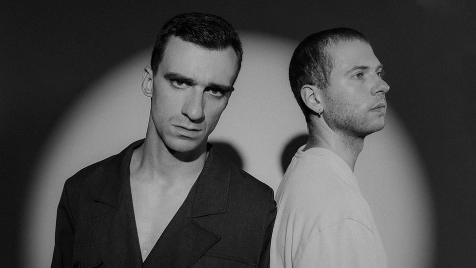 Schwarzweiß-Eventfoto vom Erik Leuthäuser Quartett mit zwei Künstlern