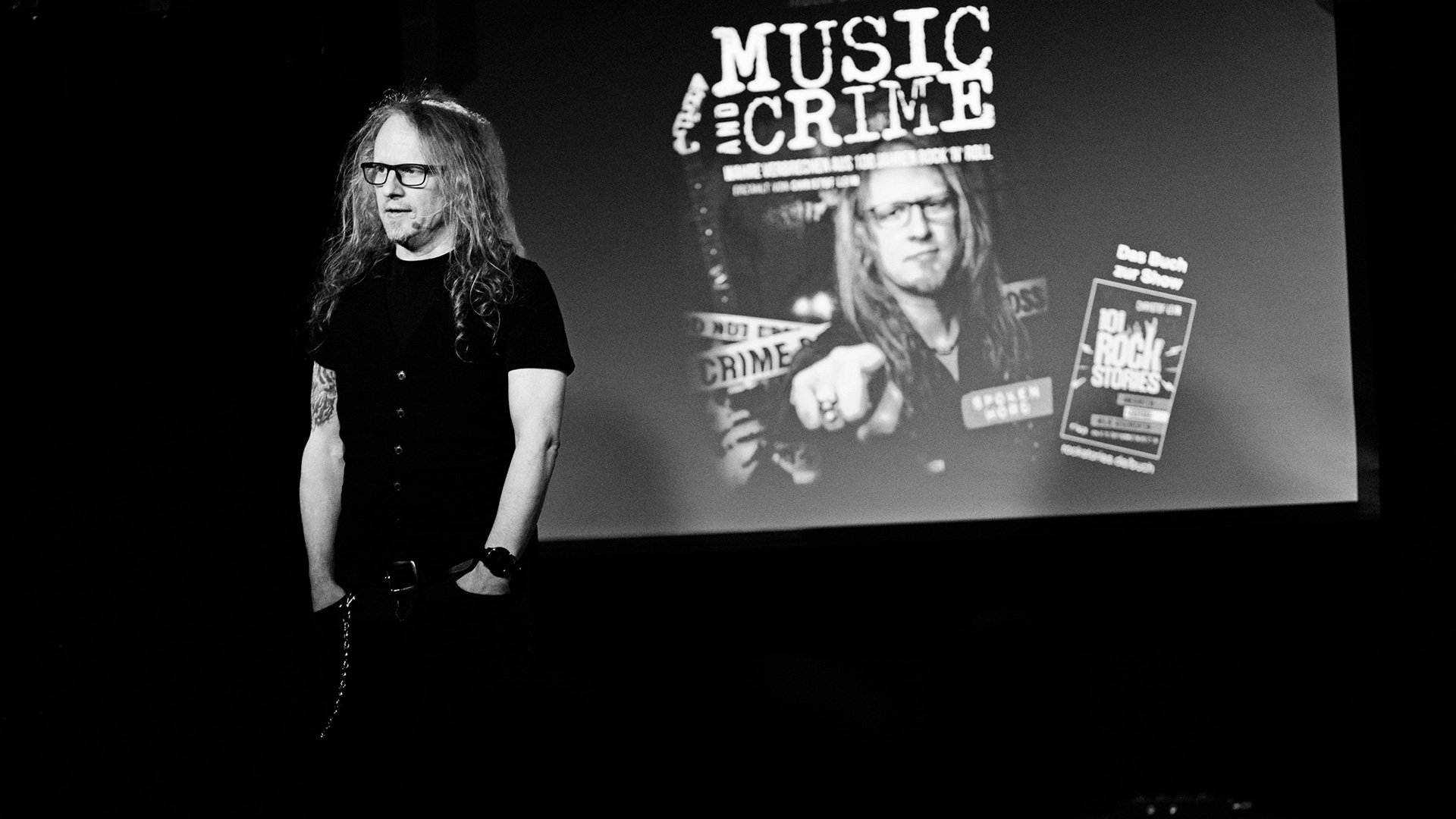 Ein Foto für die Veranstaltung ‚MUSIC & CRIME: Wahre Verbrechen aus 100 Jahren Rock’n’Roll‘ Lesung mit einem Schwarz-Weiß-Foto des Künstlers