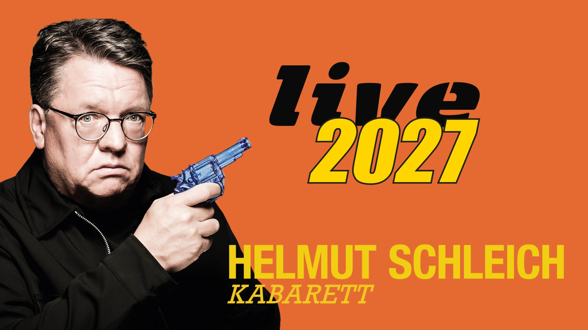 Eine Person in schwarzer Kleidung und Brille, die einen transparent blauen Spielzeugrevolver hält, vor orangefarbenem Hintergrund mit großem Schriftzug Live 2027 und Helmut Schleich Kabarett