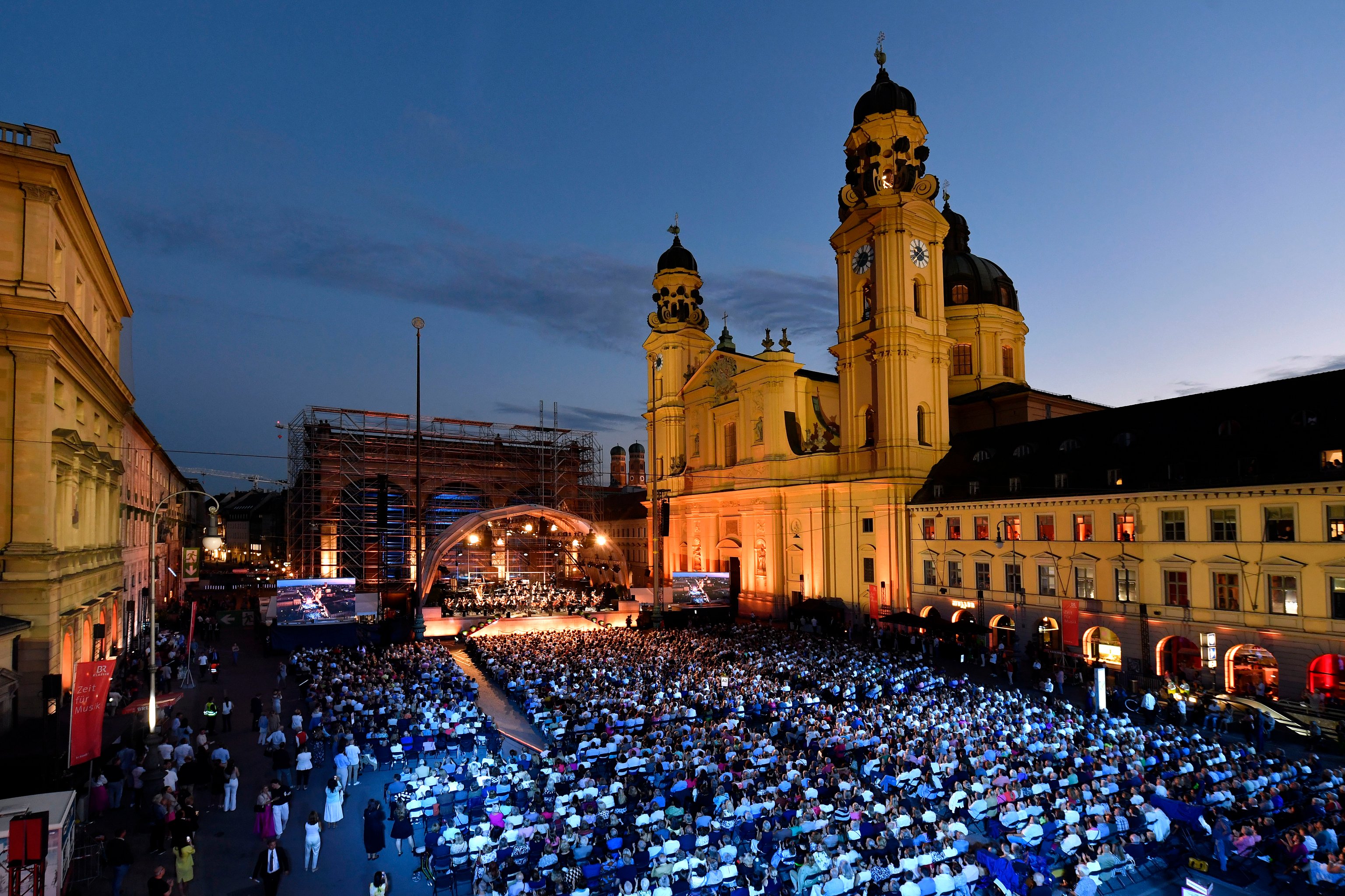Foto vom Odeonsplatz von oben mit Klassik am Odeonsplatz