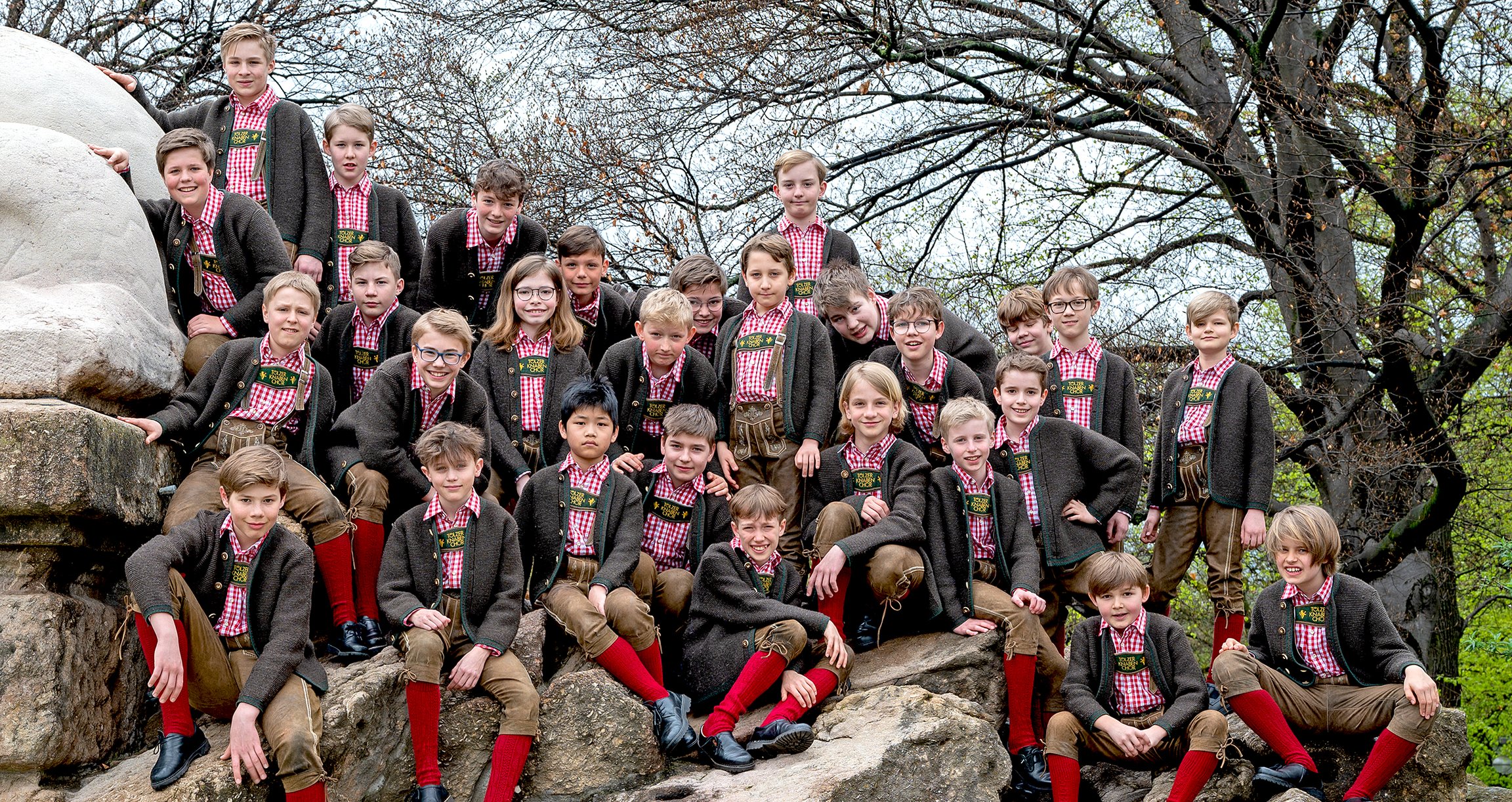 eine Gruppe von Kindern in typisch bayerischer Tracht